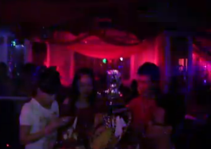 Một cảnh hút Shisha tập thể trong Bar. Ảnh: L.Phương