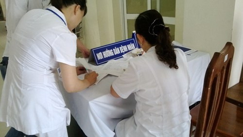 Nơi hướng dẫn người làm giấy khám sức khỏe. Đây cũng là nơi "đo" chiều cao cân nặng, nhưng thực tế thì không hề có cân, có thước ...