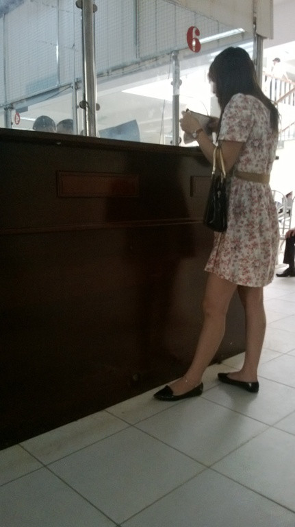 Sau khi mua giấy khám sức khỏe ở ô số 4, người mua phải nộp tiền khám dịch vụ tại ô số 6. Theo đó, nếu làm một bản thì sẽ phải nộp 40.000 đồng. Còn các tờ tiếp theo là 10.000 đồng trên tờ.