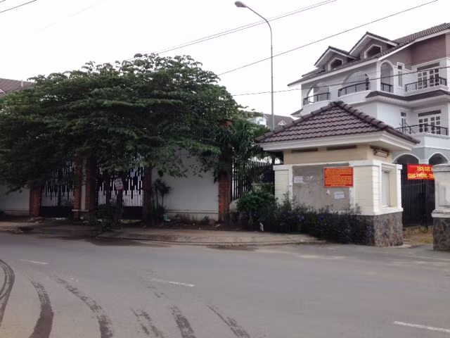 Khu vực trước khu dân cư Khang Điền trên đường Dương Đình Hội, nơi hàng trăm người lao động nghèo tập trung chờ nhận gạo từ thiện của "nữ tỉ phú trúng độc đắc."