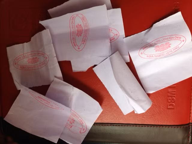 Hàng trăm phiếu nhận quà hiện vẫn đang được người lao động nhập cư ở phường Phước Long B cất giữ.