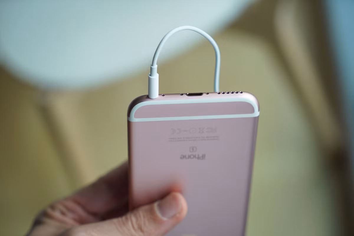  8. Cắm tai nghe là cả nghệ thuật. Nghe nhạc quay tai nghe bắt đầu bằng việc cắm tai nghe và nhẹ nhàng chỉnh giắc cắm. Đôi khi, chỉ cần chỉnh nhẹ là nghe được nhưng có lúc phải chỉnh đi chỉnh lại vài lần thì âm thanh mới vào tai nghe. Nếu bạn thấy quen với tình huống như vậy, đó là lúc giắc cắm âm thanh đòi nghỉ hưu.