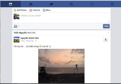 Lúc này, trong giao diện vừa thay đổi, hãy nhấn vào biểu tượng 3 gạch ngang và chọn mục Saved. Tại đây, bạn truy cập vào nội dung có chứa video đã được lưu ở thao tác trên, sau đó nhấn nút/biểu tượng Play để bắt đầu trình chiếu.