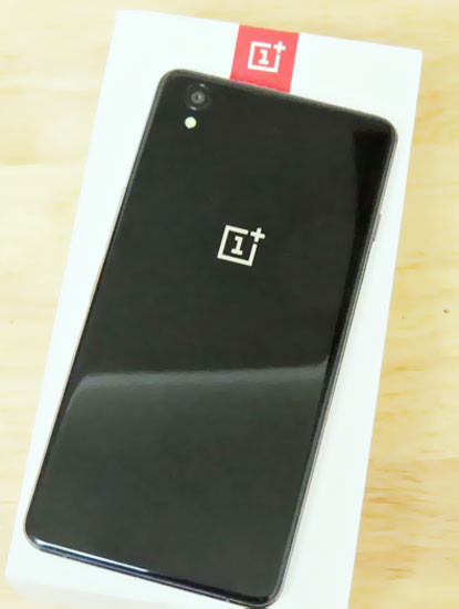 Mặt lưng được bảo vệ bởi lớp kính cường lực Gorilla Glass 3, tránh trầy xước. Logo One Plus nổi bật với màu trắng trên nền đen lưng máy.