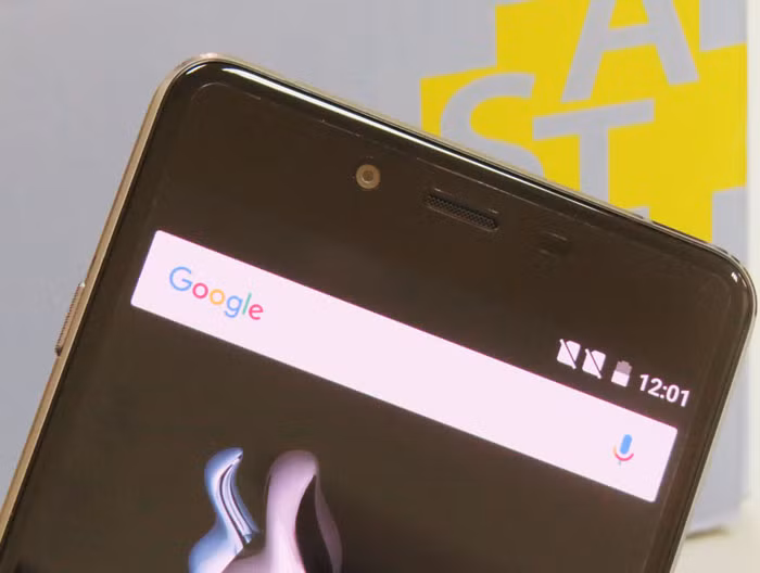 Với 8 MP, camera trước cho khả năngchụp selfie chất lượng cao. Máy sở hữu viên pin có dung lượng 2525 mAh kèm công nghệ sạc nhanh Quick Charge 2.0, kết nối Wi-Fi, 4G-LTE, GPS, tuy nhiên không có NFC.