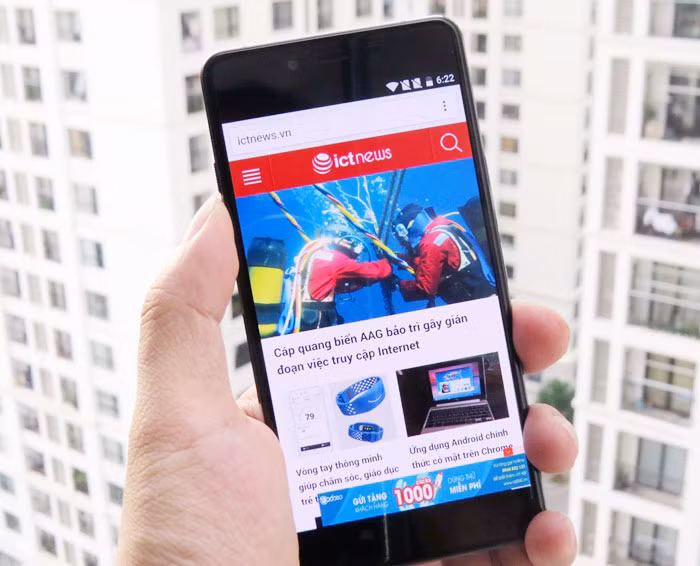 Máy sử dụng màn hình AMOLED 5 inch độ phân giải Full HD 1080p (cho mật độ điểm ảnh lên đến 441 ppi), giúp hiển thị hình ảnh rực rỡ, sắc nét. Hình ảnh hiển thị khá tốt ở điều kiện ngoài trời.