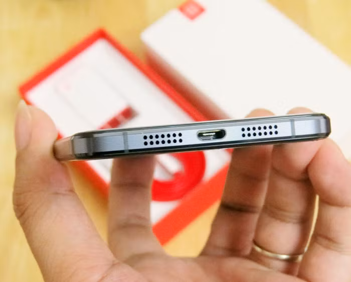 Cạnh dưới là hệ thống loa kép, cổng kết nối USB Type-C truyền dữ liệu tốc độ cao. Thiết kế mang hơi hướng như một chiếc iPhone.