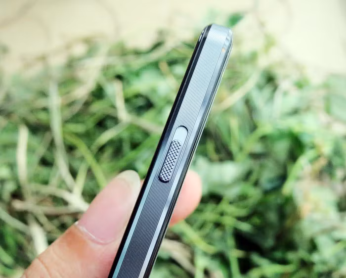 Nút gạt vật lý cho phép chuyển đổi nhanh chóng các chế độ âm thanh. Đây là thiết kế khá độc đáo vốn chỉ thường thấy xuất hiện trên các mẫu iPhone: