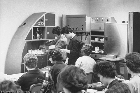 Ảnh hiếm trong lò đào tạo tiếp viên hàng không cách đây hơn 50 năm ảnh 3