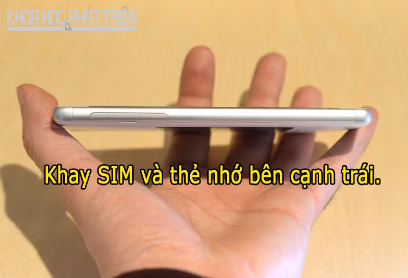Máy có 2 khe cắm SIM (nano).