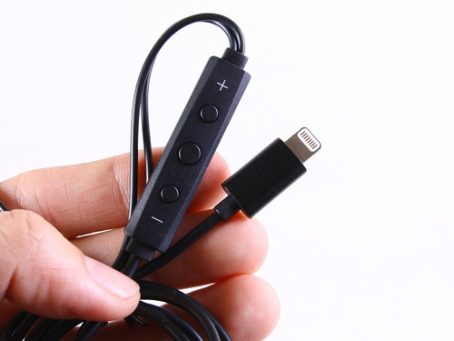 Thiết bị hiện được bán tại 3K Shop ở mức giá 4,4 triệu đồng. Ảnh: Bộ điều khiển từ xa và đầu cáp Lightning của Radius HP-NHL11.