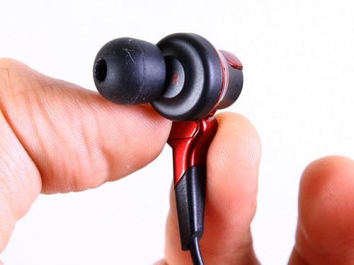 Từ những tiếp xúc nhanh với sản phẩm, PC World Vietnam nhận thấy Radius HP-NHL11 tương thích tốt với iPad cũng như cả iPhone dùng ngõ Lightning. Các nút chức năng trên remote tích hợp trên dây cáp tín hiệu cũng cung cấp khá nhiều tùy chọn chơi nhạc, cũng như khi đàm thoại. Chỉ tiếc là Radius HP-NHL11 không được tích hợp kèm micro. Ảnh: Đệm silicon được đặt nghiêng một góc nhỏ.