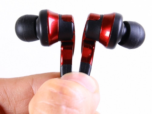 Cũng theo nhà sản xuất, Radius HP-NHL11 cũng có thiết kế buồng âm đặc biệt nhằm tăng độ nhạy của màng loa trong khi vẫn giúp tối ưu cho chất lượng nốt trầm. Driver trên mỗi củ tai cũng đã được cải tiến không chỉ phần nam châm, mà còn cả phần màng rung có khả năng đáp ứng dải tần siêu rộng.e Ảnh: Nhìn kỹ Radius HP-NHL11 cũng có thiết kế phần buồng âm phân chia khá rõ rệt.