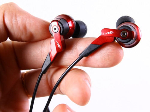 Tuy trông nhỏ nhắn, tiện lợi khi cần mang theo bên mình, nhưng Radius HP-NHL11 vẫn được tích hợp DAC có khả năng “chơi” tốt tín hiệu âm thanh số có độ dày bit (bit depth) tối đa 24-bit và tần số mẫu (sample rate) lên đến 48KHz - hứa hẹn khả năng “tái tạo” lại tất cả những tần số mà tai người có thể nghe được. Ảnh: Kiểu dáng trông hiện đại và khá thể thao.