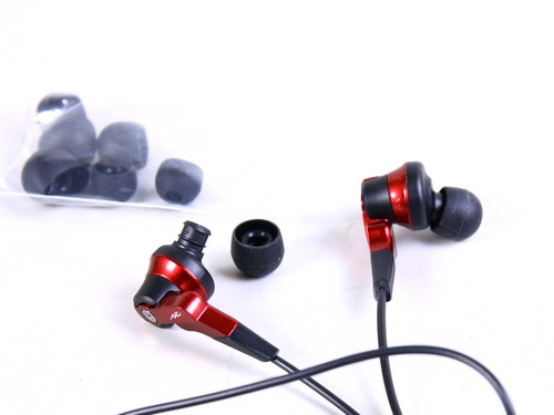 Radius HP-NHL11 cũng có khả năng loại bỏ tạp âm thụ động khá hiệu quả. Vật liệu và kích cỡ eartips cũng khá đa dạng nên người dùng có thể dễ dàng chọn cho mình một bộ ưng ý, đeo lâu không mệt trong khi vẫn giúp loại bỏ đáng kể tạp âm. Ảnh: Eartips có thể thay thế dễ dàng.