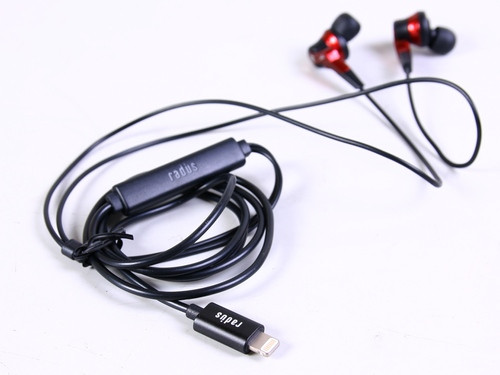 Phần đệm silicon cũng được nhà sản xuất khéo léo đặt nghiêng một góc nhỏ giúp hạn chế phần nào cảm giác gò bó khi sử dụng. Bên cạnh cặp đệm silicon (eartips) đính sẵn trên củ tai, Radius HP-NHL11 còn được tặng kèm một bộ sưu tập eartips với kích cỡ và thiết kế khác nhau. Ảnh: Radius HP-NHL11 có thiết kế dạng tai nghe nhét tai nhưng sử dụng kết nối Lightning vốn chỉ dành riêng cho các thiết bị Apple.