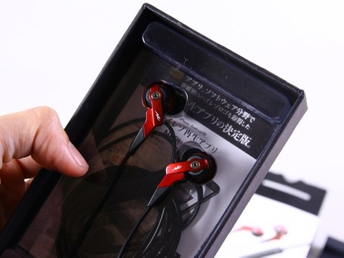 Về cơ bản, tai nghe Radius HP-NHL11 cũng được thiết kế theo dạng tai nghe in-ear với 2 củ tai nhỏ nhắn có thể nhét sâu vào ống tai. Tuy nhiên, ngoại hình Radius HP-NHL11 trông khá trẻ trung và khỏe khoắn và cũng có sức hút nhất định. Ảnh: Bên trong hộp sản phẩm được cố định cẩn thận.
