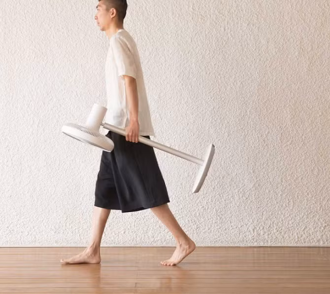 Người dùng cũng có thể dễ dàng điều chỉnh góc quạt, dao động, bật tắt các chế độ, hay thậm chí hẹn giờ, tất cả đều thông qua bộ ứng dụng Mi Smart Home Suite. Sự tiện ích của sản phẩm được nhấn mạnh trong hoạt cảnh giả tưởng như sau: Mi Smart Fan sẽ được kết nối với cảm biến phát hiện chuyển động. Khi người dùng mở hoặc đóng cửa, quạt sẽ tự động bật/tắt tùy theo động tác của người dùng.