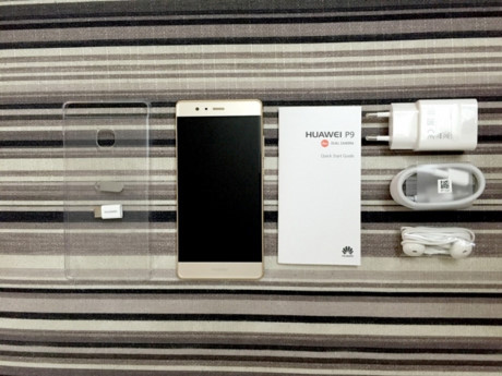 Trong hộp của Huawei P9 cung cấp đầy đủ phụ kiện gồm, cáp, sạc, ốp, tai nghe, cổng chuyển đổi...