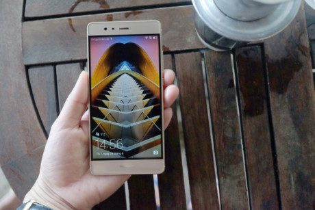 Nhờ có màn hình cong 2,5D nên mặt trước cầm gọn và khá chắn chắn. Huawei P9 được trang bị màn hình Full HD1080 x 1920 pixel, chạy hệ điều hành Android 6.0 mới nhất và sở hữu viên pin có dung lượng 3.000 mAh.