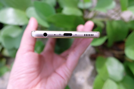 Bên cạnh dưới của máy là giắc cắm tai nghe 3.5 mm, mic, loa, cổng kết nối sạc.