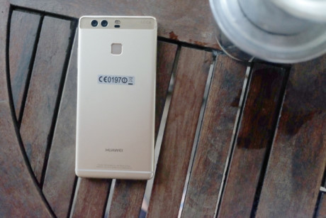 Mặt sau được thiết kế khá ấn tượng với 2 ống kính camera của Leica và bảo mật vân tay ở đằng sau lưng. Cụm camera của P9 được Huawei thế kế khá đặc biệt với 1 camera chính ở bên trái và camera phụ bên phải. Phía dưới là dải ăng ten được thiết kế tinh xảo không có cảm giác bị cấn tay.