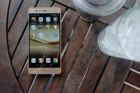 Máy được thiết kế nguyên khối, khá đẹp cầm khá chắc tay, khung viền được bo tròn ở 4 góc máy, mặt kính cong 2,5D.