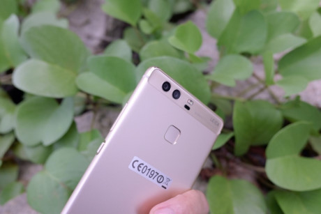 Máy trang bị cụm camera kép có cùng độ phân giải là 12 Mpx nhưng sử dụng hai loại cảm biến khác nhau. Huawei P9 sử dụng ống kính của Leica Summarit, khẩu độ F/2.2 và tiêu cự 27 mm. Cum camera phía sau ngoài 2 ống kính còn có hỗ trợ bằng Flash, lấy nét bằng lazer. Bên cạnh trái của máy là phím tăng giảm âm lượng và nguồn.