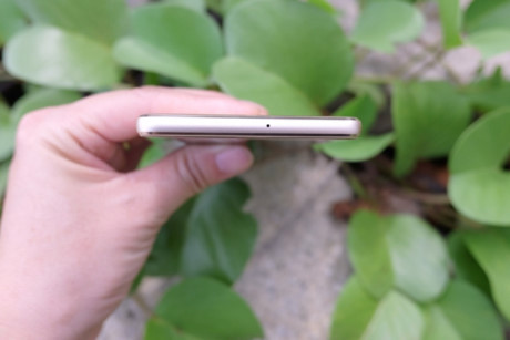 Bên trên đỉnh máy là lỗ thông lọc tiếng ồn.