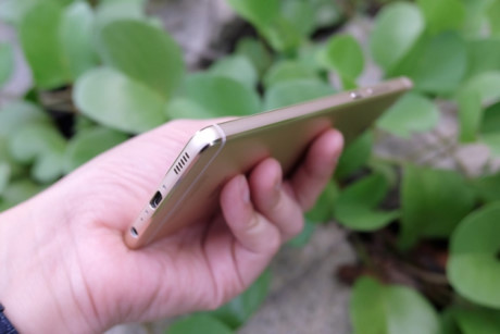 Về tổng thể máy được thiết kế đường viến kim loại khá đẹp.