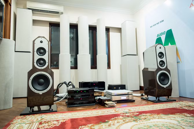 Bộ phối ghép của Ngọc Ánh Audio gồm đôi loa Egglestonworks Andra III, thiết bị khuếch đại Gryphon Audio, nguồn âm digital dCS Puccini, dây dẫn Stealth Audio. Đặc biệt, phòng nghe được tối ưu hoá âm học bằng hệ thống tube trap của hãgn ASC.
