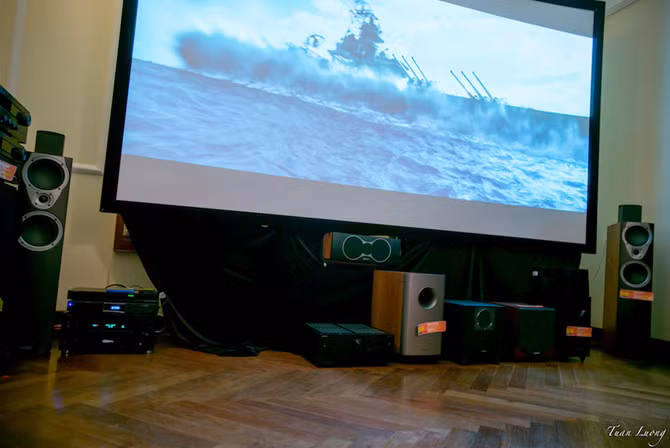 Phòng phim sử dụng các thiết bị của Onkyo và loa Mission.