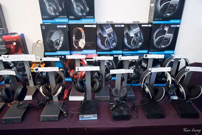 Khu trưng bày các tai nghe Senheiser