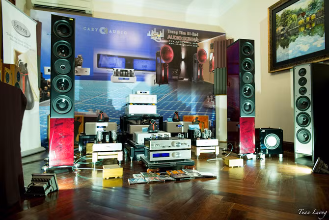 Hệ thống phối ghép thứ 2 của Sơn Hà Audio với đôi loa Neat Acoustics với các thiết bị khuếch đại/nguồn âm của Aesthetix, Cary Audio.