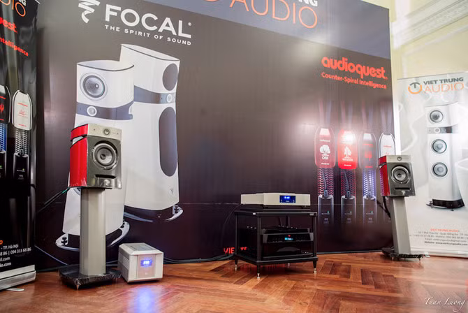 Việt Trung Audio set-up hệ thống hai kênh nhỏ gọn “Double Diablo” gồm đôi bookshelf Diablo của Focal và ampli Diablo của Gryphon Audio. Hệ thống sử dụng dây dẫn Audio Quest.