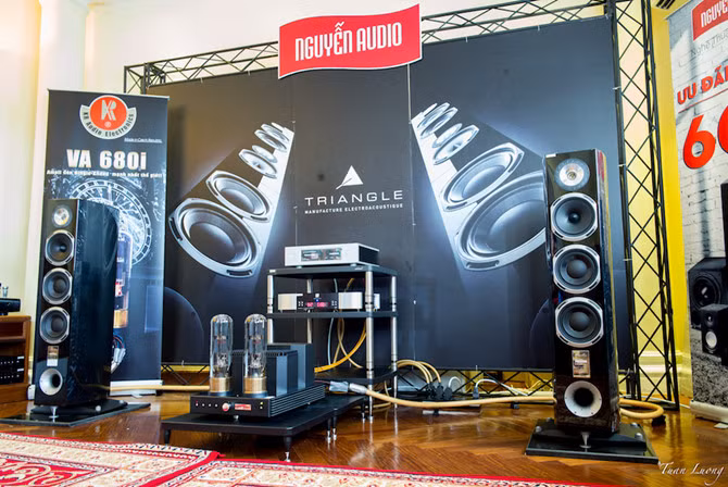 Nguyễn Audio giới thiệu hệ thống hai kênh gồm đôi loa Triangle Magellan Cello, ampli đèn KR Audio VA680i, music server Aurender W20 và dây dẫn Van Den Hul.