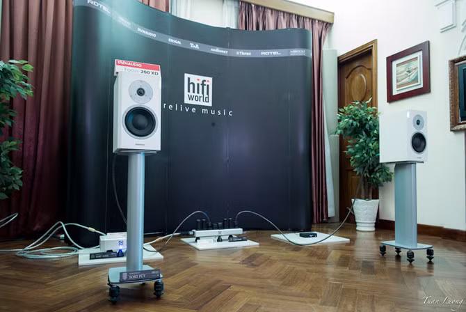 Hifiworld gây ấn tượng với đôi loa không dây hi-end Focus 200XD cùng một số các phụ kiện, dây dẫn của Nordost.