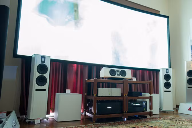 Phòng phim của đơn vị Cơn Bão Số sử dụng hệ thống loa của Piega (Thụy Sĩ) và receiver Onkyo.