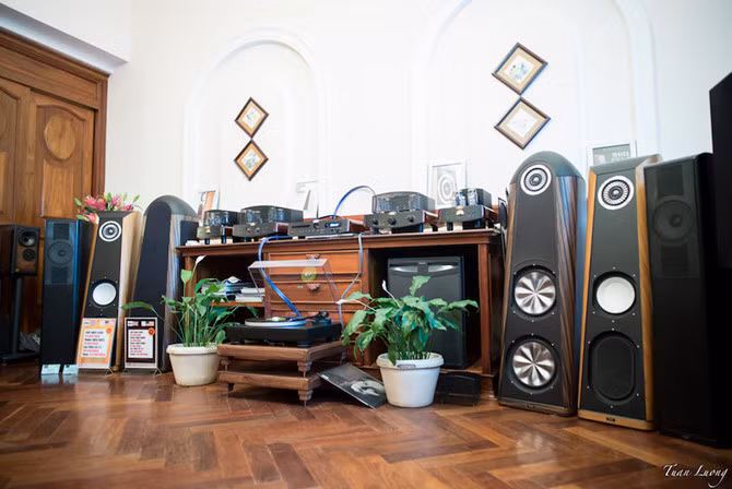 Trương Lê giới thiệu hệ thống âm thanh với loa Thiel và khuếch đại đèn Ekco.