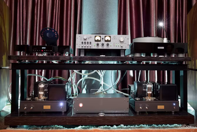 Hệ thống khuếch đại kết hợp preamp/phono EMT, poweramp AirTight, đầu đọc Gryphon Mikado Signature, mâm đĩa than air-bearing đầu bảng của Bergmann.