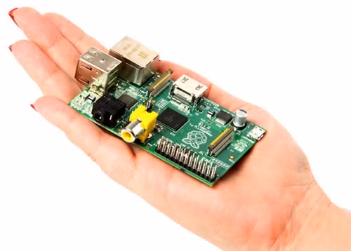  Raspberry Pi. Ngôi sao mới trong dòng máy tính mini chính là Raspberry Pi – những chiếc máy tính chỉ có một board mạch với kích thước bẳng thẻ tín dụng, được phát triển tại Anh với mục đích thúc đẩy việc giảng dạy về khoa học máy tính cơ bản trong các trường học và các nước đang phát triển. Hơn 8 triệu máy đã được bán ra từ khi Raspberry Pi ra đời vào năm 2014.