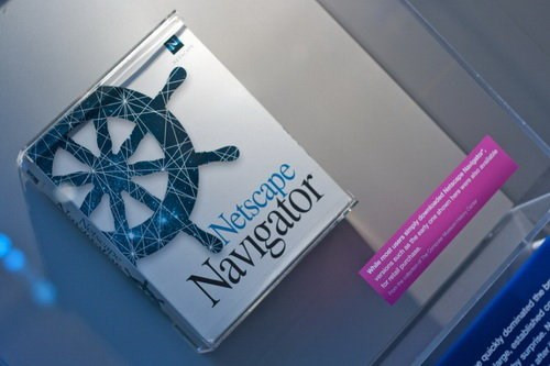  Thương mại điện tử. Nhiều chuyên gia cho rằng, an toàn bảo mật trong thương mại điện tử thực sự cất cánh sau khi Netscape phát hành trình duyệt Navigator với chuẩn mã hóa SSL (Secure Sockets Layer) vào tháng 10/1994. Cũng từ đó, nhiều công ty dịch vụ trực tuyến nổi lên bao gồm Pizza Hut với việc tiên phong mở các cửa hàng trực tuyến. Năm 1995, Amazon ra đời và ngay sau đó là eBay xuất hiện năm 1996.