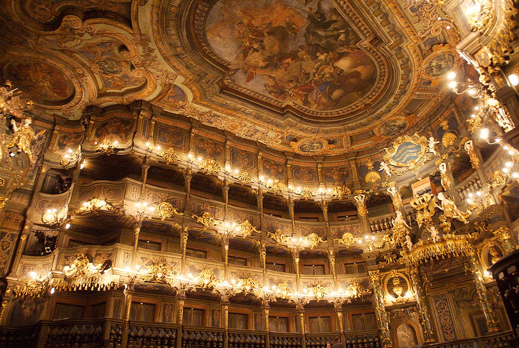 Hai bên là hệ thống đèn chùm và các bức tượng nữ thần. Ảnh: Cmtackes - Flickr.com.