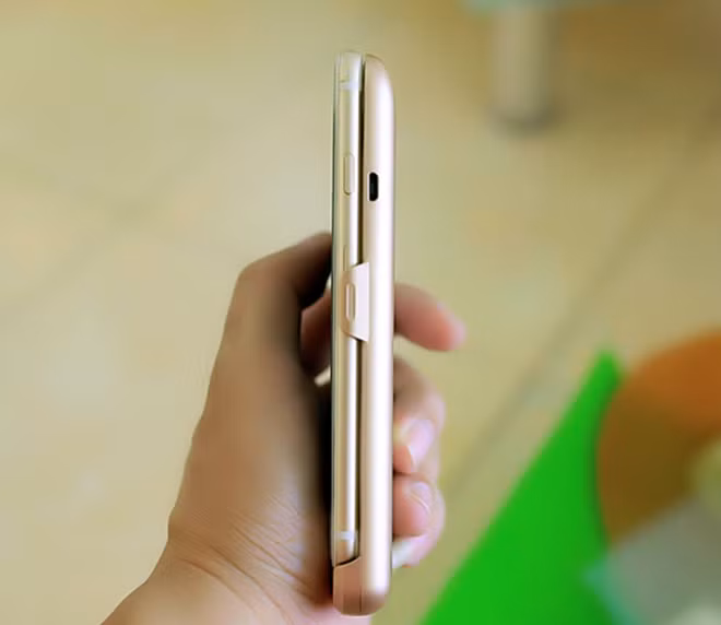 Khi ghép nối, tổng thể iPhone và phụ kiện trông khá dày.