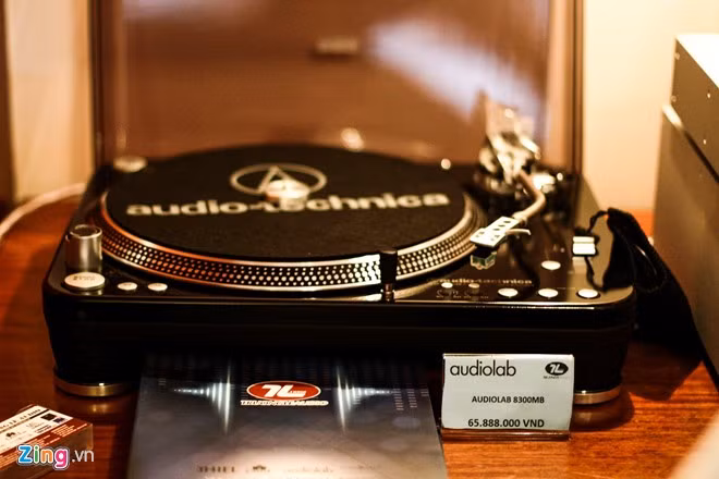 Ngoài các thiết bị điện tử cao cấp, một số máy nghe nhạc theo phong cách hoài cổ cũng xuất hiện. Chiếc Audiolab 8300MB tại triển lãm có giá lên đến 65 triệu.