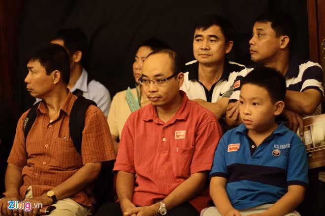 Khách tham quan triển lãm chia đều ở các độ tuổi, nhóm trung niên chiếm phần lớn hơn. Họ đến triển lãm để tìm mua cho mình một bộ âm thanh phục vụ nhu cầu giải trí, chơi nhạc.