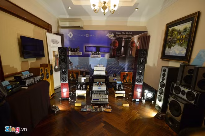 Bên cạnh các dàn âm thanh tiền tỷ ở khu trưng bày thì các nhà phân phối cũng đem đến nhiều thiết bị phổ thông để bày bán.