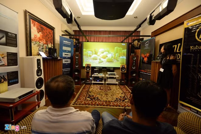 Không chỉ trưng bày những thiết bị âm thanh hiện đại, nhiều gian hàng còn đem đến những giải pháp toàn diện về giải trí từ màn hình, máy chiếu, âm thanh đến hệ thống đầu đọc.