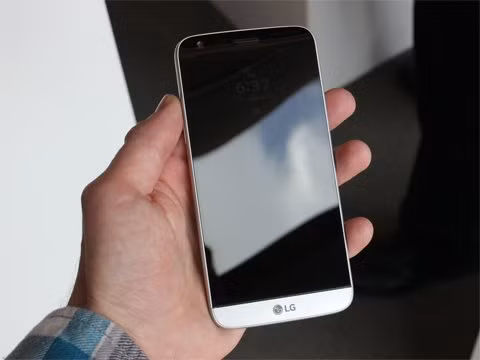  9. LG G5. G5 là chiếc điện thoại thông minh của LG có thiết kế hoàn toàn bằng kim loại tuyệt đẹp. Thiết kế dạng module cũng cung cấp cho người dùng nhiều chức năng mới. Đặc biệt, người dùng có thể thay thế camera kép và khả năng chụp ảnh tốt hơn rất nhiều. Giá bán: khoảng 650 USD 