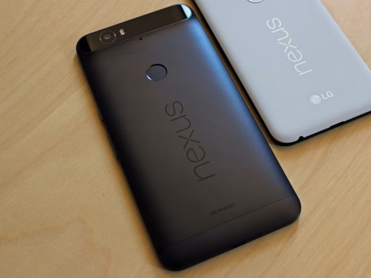  4. Nexus 6P. Nexus 6P giống như người anh em với Nexus 5X mới với màn hình lớn hơn. Nó được sản xuất bởi Huawei. Giống như Nexus 5X, 6P có thể cập nhật trực tiếp các phiên bản mới nhất từ Google trong khi các smartphone Android khác phải chờ vài tháng sau đó. Giá bán: 499 USD 